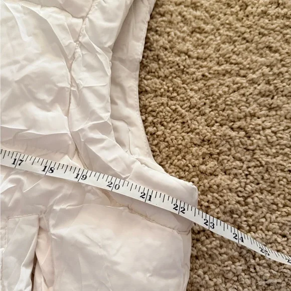 NWOT Elegant Women's Cream Quilted Vest - Picture 7 of 8